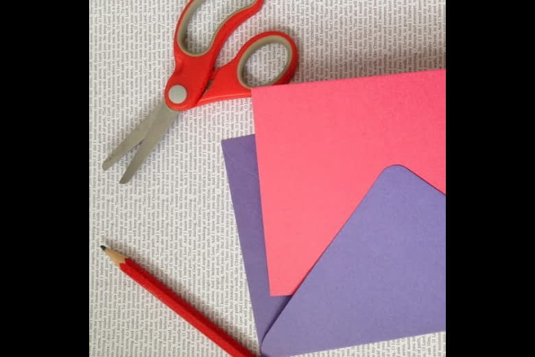 Chuẩn bị dụng cụ làm lì xì